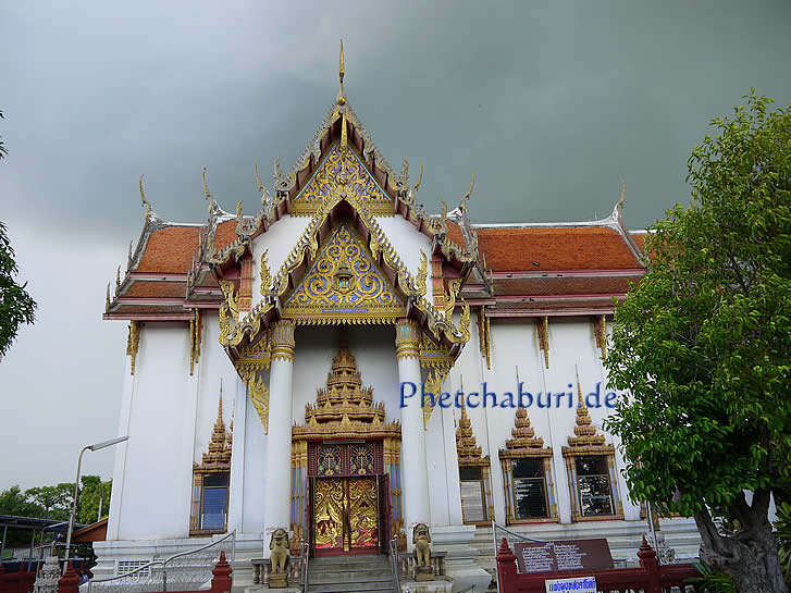 Buddhistischer Tempel vor Gewitter