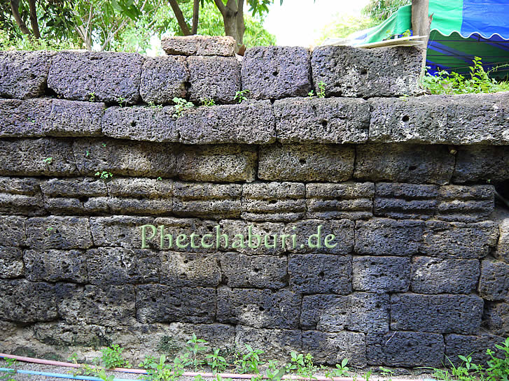 Antike Sandstein Mauern in Wat Kamphaeng Laeng
