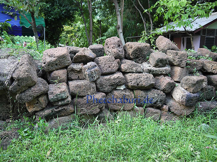 Haufen von antiken Sandsteinen in Tempelruine