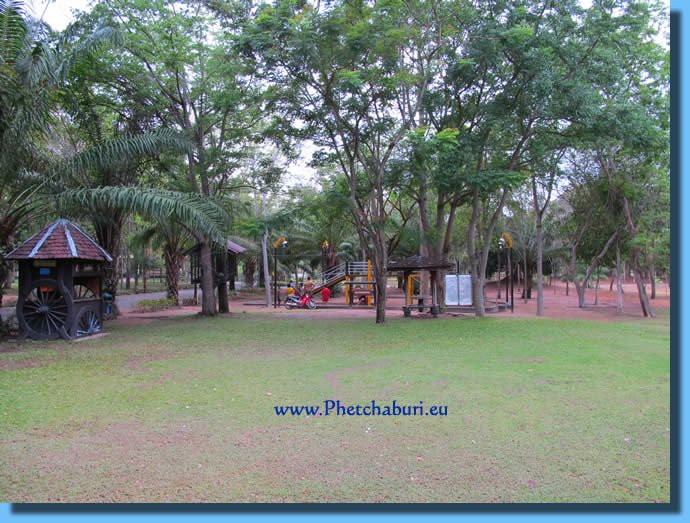 Spielplatz und Thai Restaurant